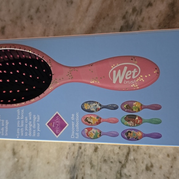 DISNEY PRINCESS BELLE WET BRUSH ORIGINAL DETANGLER - Picture 8 of 9